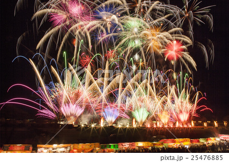 豪華なスターマイン打ち上げ花火 長野えびす講花火大会の写真素材