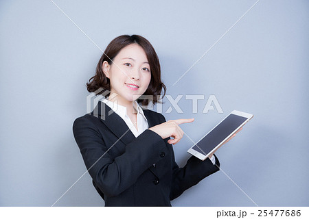 スーツ　女性　ビジネス 25477686