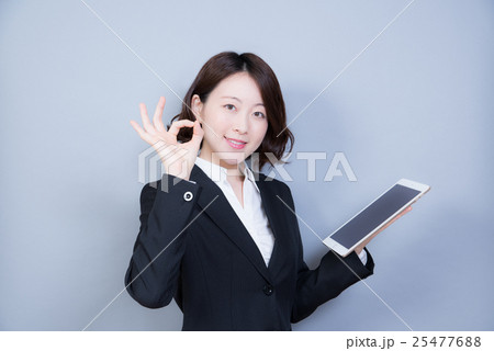 スーツ　女性　ビジネス 25477688