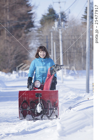 除雪する女性 除雪する女性 25477917