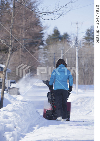 除雪する女性 除雪する女性 25477920