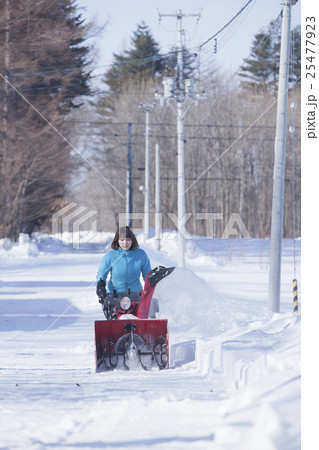 除雪する女性 除雪する女性 25477923