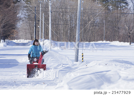除雪する女性 25477929