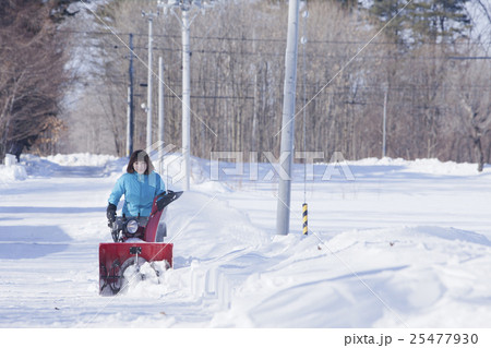 除雪する女性 除雪する女性 25477930