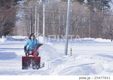 除雪する女性 25477931