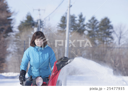 除雪する女性 除雪する女性 25477935