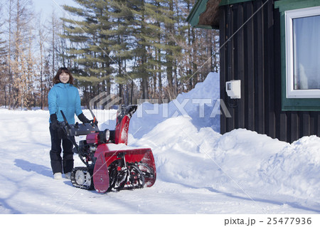 除雪する女性 除雪する女性 25477936