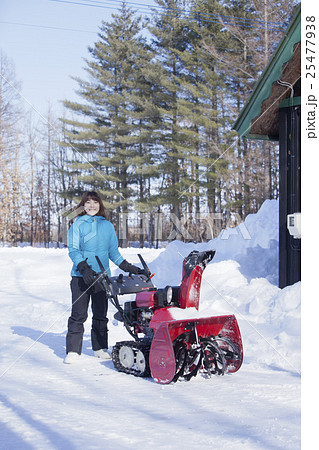 除雪する女性 25477938