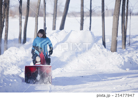 除雪する女性 除雪する女性 25477947