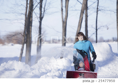 除雪する女性 除雪する女性 25477950