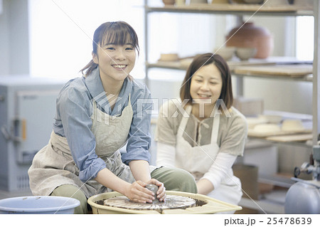 陶芸をする女性 25478639