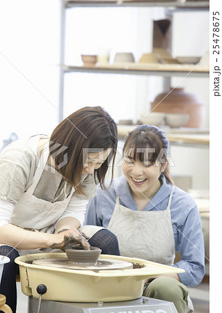 陶芸をする女性 25478675