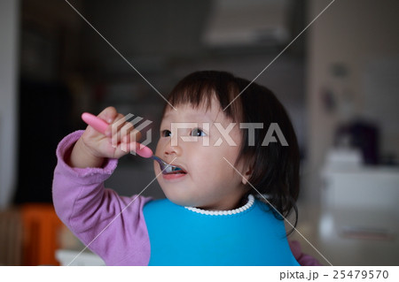 離乳食 エプロン (赤ちゃん 保育園 子供 娘 0歳 カジュアル ライフスタイル 子育て スプーン) 25479570