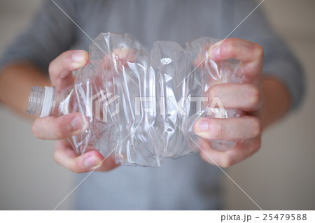 ペットボトル (人物 ボディパーツ ボディーパーツ リサイクル 資源 ゴミ エコロジー ECO) 25479588