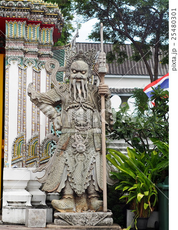gate way guardian giant in WAT PHO, BANGKOK gate way guardian giant in WAT PHO, BANGKOK 25480301