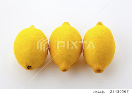 レモン三個横並び横位置 25480567