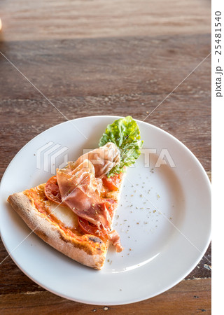 pizza parma ham piece 25481540