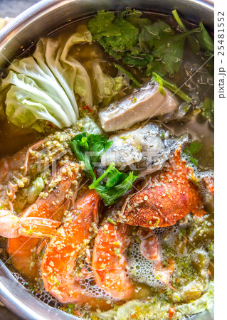 Seafood hot pot 25481552