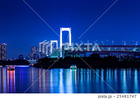 お台場海浜公園 レインボーブリッジの夜景 お台場海浜公園 レインボーブリッジの夜景 25481747
