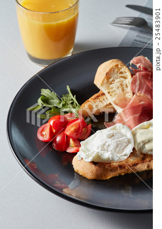 Eggs Benedict with bread and tomato Eggs Benedict with bread and tomato 25483901