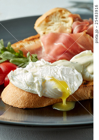 Breakfast - toasts, eggs, bacon 25483916