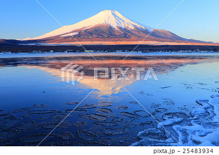氷結山中湖の逆さ富士 25483934