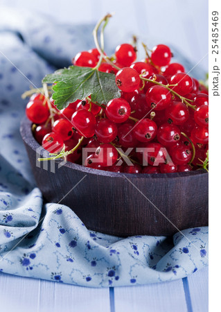 Ripe red currant in wooden bowl Ripe red currant in wooden bowl 25485469