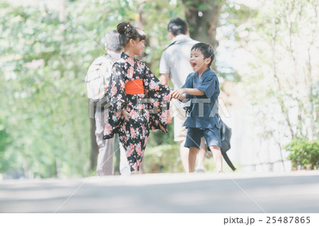 Yukata (an informal cotton kimono) 25487865