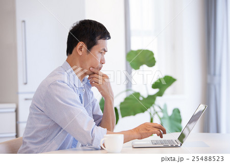 ミドル夫婦 ライフスタイルイメージ ミドル夫婦 ライフスタイルイメージ 25488523