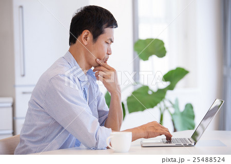 ミドル夫婦 ライフスタイルイメージ ミドル夫婦 ライフスタイルイメージ 25488524