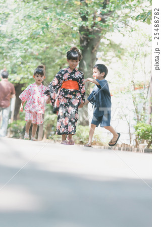 Yukata (an informal cotton kimono) Yukata (an informal cotton kimono) 25488782