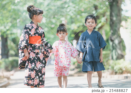 Yukata (an informal cotton kimono) Yukata (an informal cotton kimono) 25488827