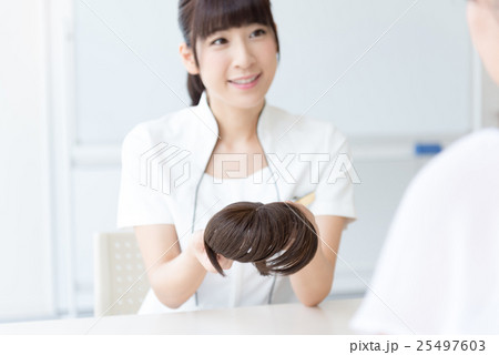 若い女性、ヘアケアカウンセリング 25497603