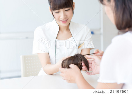 若い女性、ヘアケアカウンセリング 25497604