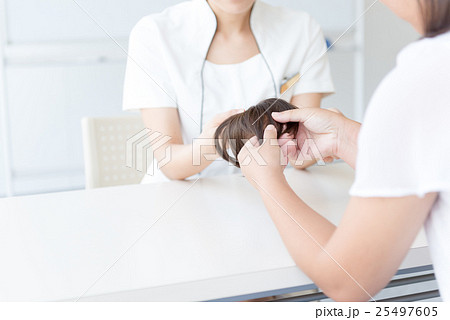 若い女性、ヘアケアカウンセリング 25497605