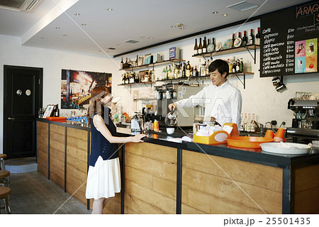 カフェの店員と女性客の写真素材