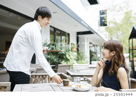 カフェの店員と女性客の写真素材
