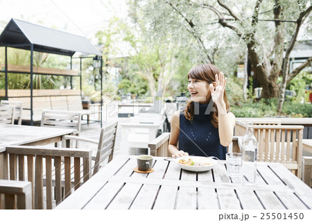 カフェでランチをする女性 カフェでランチをする女性 25501450