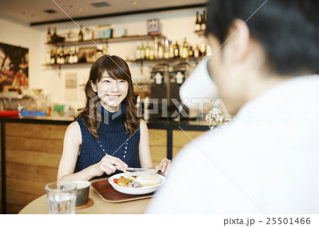 カフェでランチをする男女の写真素材