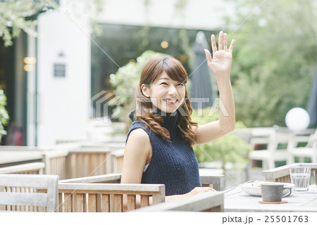 笑顔で店員と話す女性客 25501763