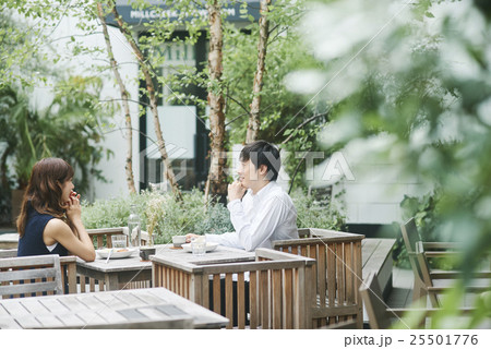 カフェでデートする男女 カフェでデートする男女 25501776