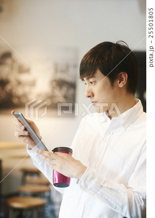 カフェでテイクアウトする男性 25501805