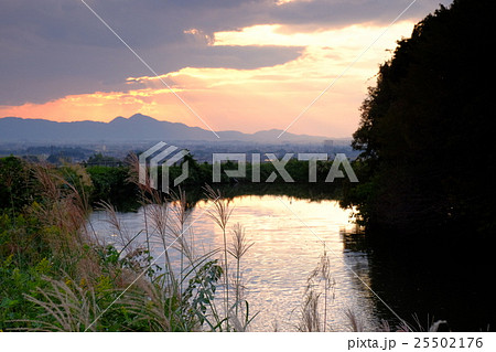 崇神天皇陵と二上山落陽（奈良県天理市） 25502176