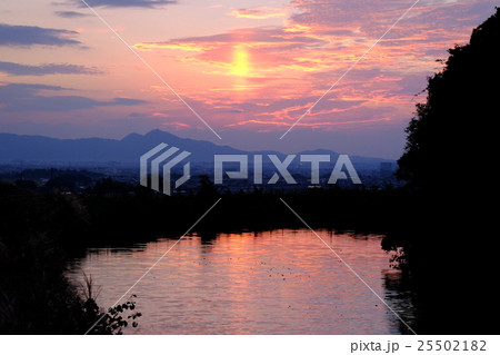 崇神天皇陵と二上山落陽（奈良県天理市） 25502182