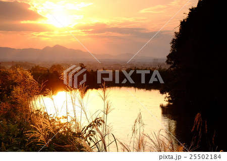 崇神天皇陵と二上山落陽（奈良県天理市） 25502184