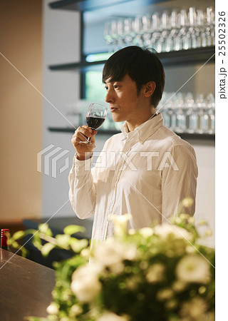 ワインを飲む男性店員 25502326