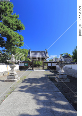 香川県三豊市三野町の大坊さん「本門寺」西門（左は西之坊、右は奥之坊） 25503591