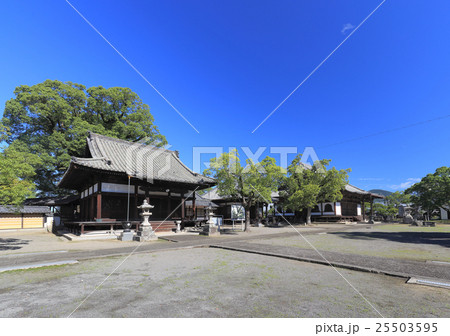 香川県三豊市三野町の大坊さん「本門寺」開山堂と本堂 25503595