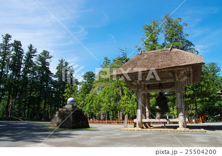 羽黒山出羽神社　鐘楼と建治の大鐘（山形県鶴岡市） 25504200
