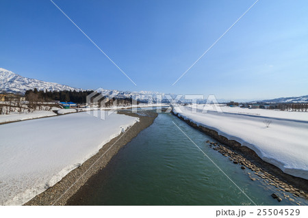 春の魚野川の風景 25504529